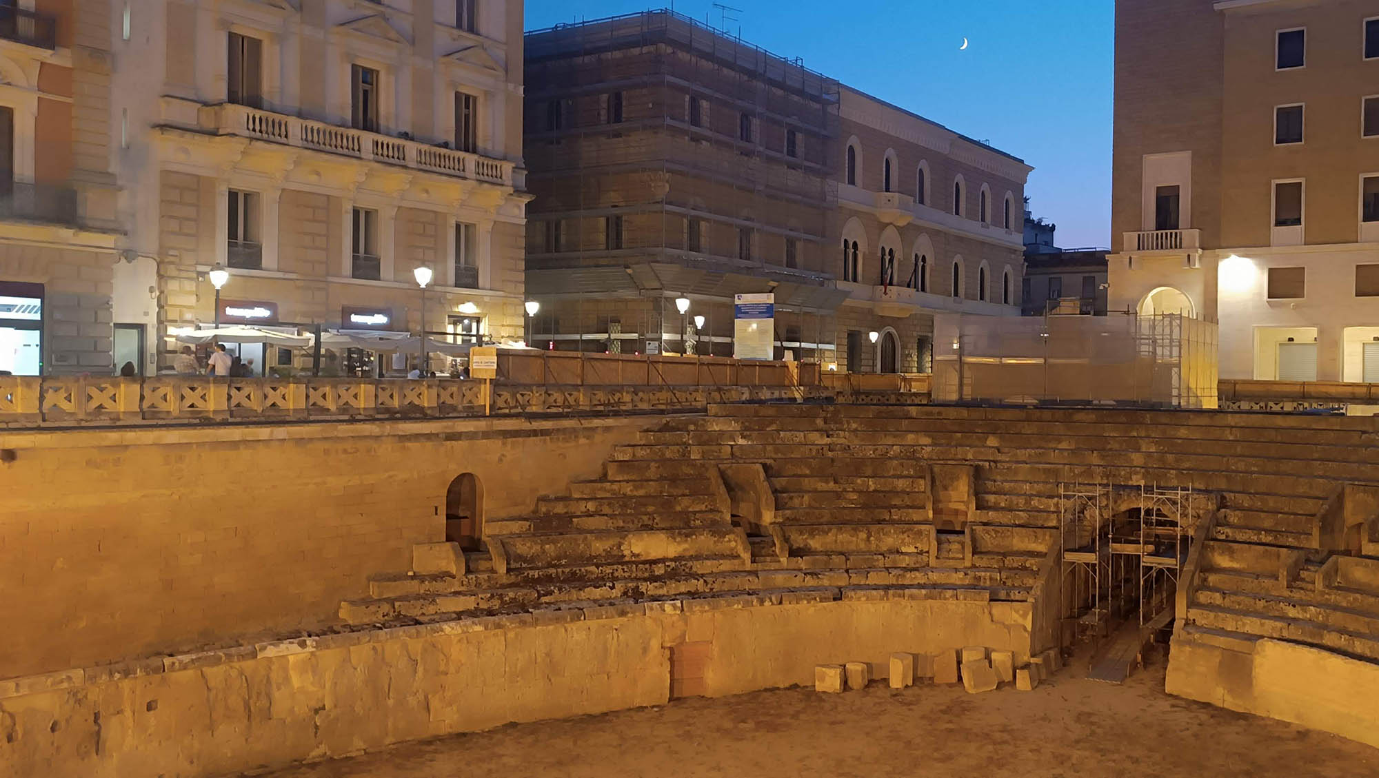 Inverno nel centro leccese Il mite inverno leccese è adatto per nomadi digitali trattandosi di una città piena di attrattive come il centro storico cittadino e tutti i servizi