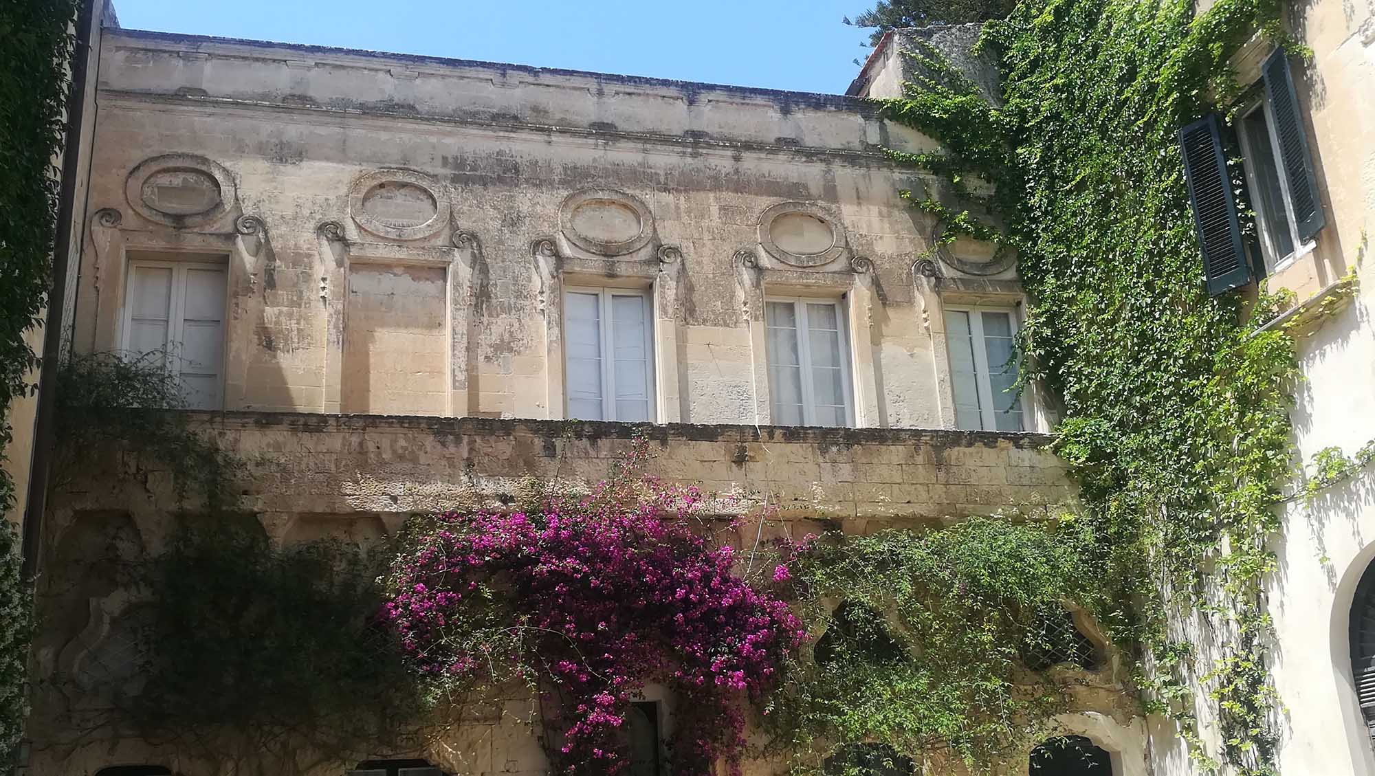 Palazzi nel verde Alcuni palazzi del centro leccese con fioriture rampicanti verdeggianti e colorate
